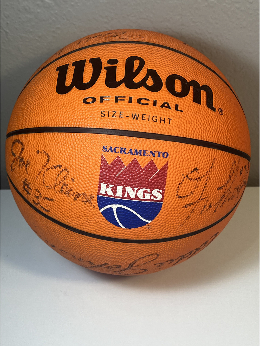 1986-87 Sacramento Kings Team Signed Basketball Reggie Theus Thorpe Johnson
